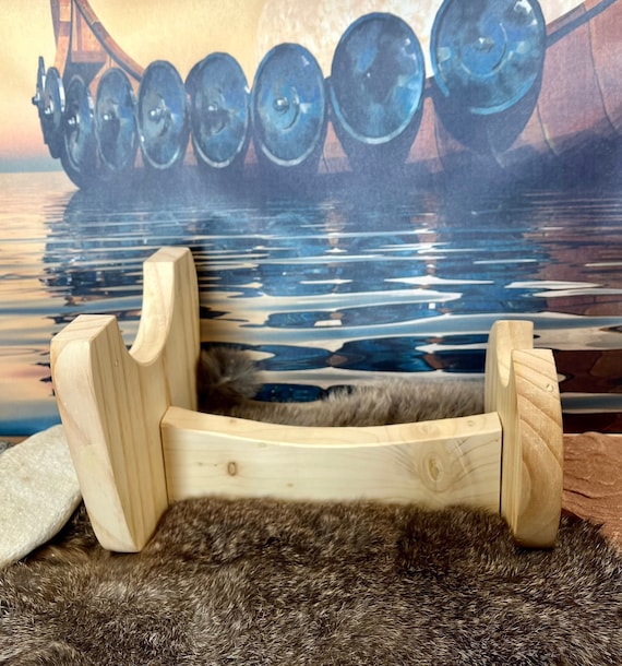 Pine drinking horn or blowing horn display stand