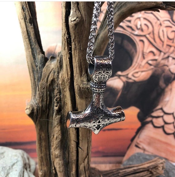 Beautiful deluxe Thor’s hammer pendent in highly crafted and polished stainless steel. Tarnish proof with deluxe stainless keel chain