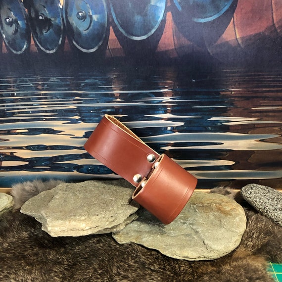 Viking axe belt hanger in quality leather.