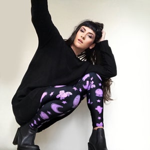 Niedliche Fledermaus Gruselige Leggings | Pastell Goth | Halloween Fledermäuse Geister Kristallkugel | Bedruckte Leggings | XS - Plus Größe 6XL | Hohe Taille | Espi Lane