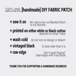 Peut inclure: Un fond blanc avec du texte noir d&eacute;crivant les d&eacute;tails d'un patch en tissu DIY fait main. Le texte indique : "[handmade] DIY FABRIC PATCH", "+ sew it on", "NO velcro/iron-on. Blanket Stitch is my favorite.", "+ printed on either white or black cotton depends on what I have", "+ wash cold do not iron on design or bleach", "+ vintaged black to look older than it is", "+ raw edge Don't want fraying? Seal edges with Fray Block.", et "THANK YOU FOR SUPPORTING A HANDMADE BUSINESS!"