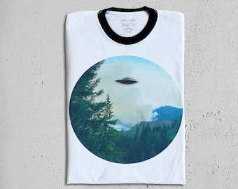 UFO-Grafik-T-Shirt | Alien Abduktion, Berglandschaft T-Shirt