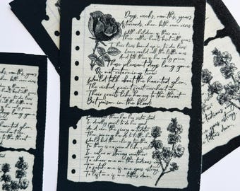 Könnte beinhalten: Ein rechteckiger Stoffaufnäher mit cremefarbenem Hintergrund, schwarzem Textdruck und botanischen Illustrationen. Das Design zeigt eine Rose, einen blühenden Zweig und handschriftliche Gedichte mit gerissenen Papierrändern und schwarzen Rändern.