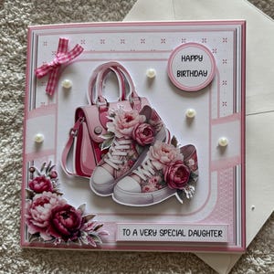 Cartão de aniversário floral rosa para filha, feito à mão com tênis, bolsa e laço de fita, decoupage 3D, uma filha muito especial, adolescente, rosa