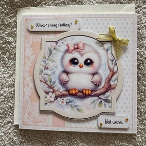 Grillige uil verjaardagskaart, handgemaakte, op de natuur geïnspireerde groet, schattige dierenkaart met bloemenaccenten, beste wensen voor haar, 3D-decoupage