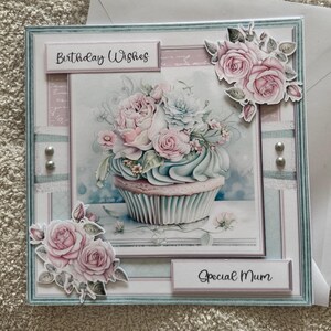 Bloemen, rozen, cupcake, verjaardagswensen, wenskaart, vrouw, speciale moeder, gelaagd, 3D-decoupage, roze en blauwgroen, edelstenen, handgemaakt in VK