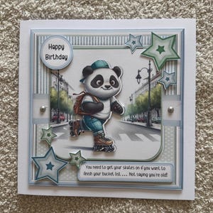 Rollschuhlaufen Panda Geburtstagskarte, Lustige Bucket List Gruß, Wunderliche Städtische Tierkarte, Handgefertigte Karte für Ihn, Handgefertigt in Großbritannien