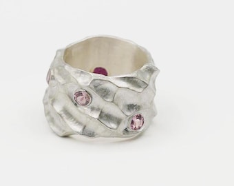 Bague de déclaration à large bande en argent sterling faite à la main avec des pierres précieuses