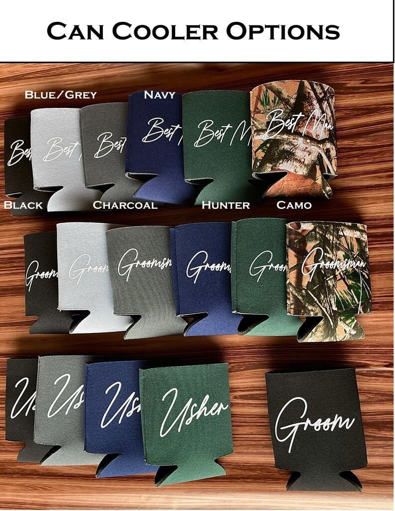 Puede incluir: Una variedad de enfriadores de latas en diferentes colores y patrones, incluyendo negro, gris, azul marino, verde cazador y camuflaje. Los enfriadores presentan diferentes textos, incluyendo "Best Man", "Groom", "Groomsman", "Usher" y "Groom".