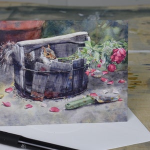 Écureuil dans un seau de roses (C63) -- Carte de voeux vierge, aquarelle, nature, portrait d'animal de compagnie