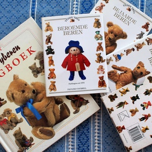 May include: Four books about teddy bears. The books are titled "Het Teddyberen Dagboek", "Beroemde Beren", "Bejaarde Beren", and "Behoefte Beren".