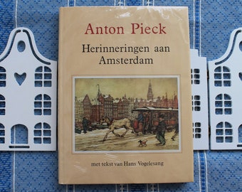 Puede incluir: Un libro vintage titulado "Anton Pieck Herinneringen aan Amsterdam" con una ilustración en blanco y negro de un carruaje tirado por un caballo en la portada. El libro tiene una portada de color beige con texto marrón y está rodeado de dos casas de madera blancas.