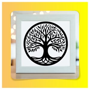 Könnte beinhalten: Ein gerahmter Druck mit einem schwarz-weißen Lebensbaum-Design. Das Kunstwerk ist eine kreisförmige Illustration eines Baumes mit Wurzeln, einem Stamm, Ästen und Blättern. Der Rahmen ist weiß.