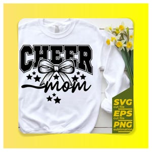 Könnte beinhalten: Weißes Sweatshirt mit den Worten "CHEER MOM" in schwarzen Blockbuchstaben und Schrift. Zwischen den Wörtern befinden sich eine Schleife und Sterne. Das Bild enthält auch SVG-, EPS- und PNG-Schnittdateiop