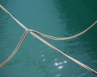 Photographie photo « Touch » - petite photo murale eau port de pêche port navire cordes corde harmonie esthétique