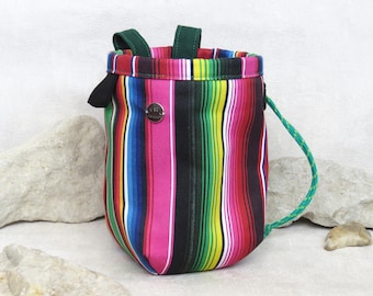 Bolsa de magnesio para escalada deportiva, estilo folk etno con rayas coloridas.