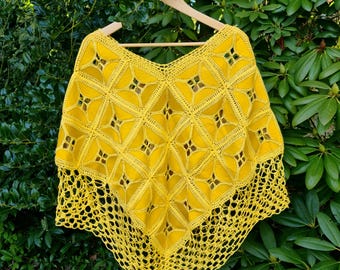 Poncho bordados con aplicaciones de cuero