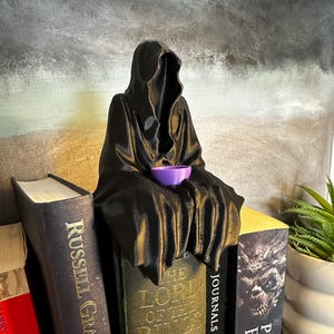 Suriel Fantasy-inspirierte verhüllte Figur | Geisterhafte Teehalter | Mystisches Bücherregal-Accessoire