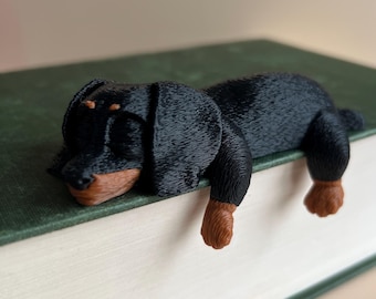 Statuetta di bassotto da appoggio su mensola / Decorazione a forma di bassotto nero e marrone / Decorazione per mensole di casa / Regalo per amanti dei cani