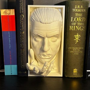 Dracula Bookend 3D Printed Vampire Shelf Decor – Classic Horror Book Holder for Gothic Libraries and Halloween Collector Displays