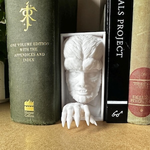 Werewolf Bookend – Classic Monster Shelf Decor for Horror Fans – Book Display Inspired by Vintage Werewolf Movies and Creepy Collectibles