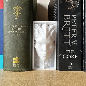 Lilith Demon Queen Bookend – Dark Fantasy Shelf Decor for Gamers and Gothic Fans – Unique Book Display for Horror Lovers and Collectors