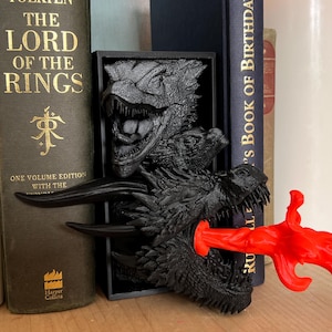 ドラゴンにインスパイアされた炎のドラゴンブックエンド：3Dプリントのファンタジー装飾