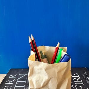Porte-stylo imprimé en 3D style sac en papier froissé - Organiseur de bureau original pour fournitures de bureau, pinceaux de maquillage ou outils artistiques - Cadeau fait main