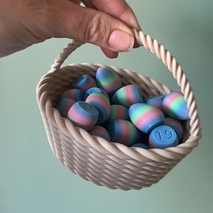 Juego de búsqueda del tesoro de huevos de Pascua con huevos numerados sólidos y canasta para niños. Actividad de primavera y cuadro de desafío de 100. Diversión familiar durante las vacaciones.