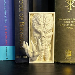 Horror From Beyond Book Nook Insert – 3D Printed DnD Eldritch Horror Diorama for Fantasy Bookshelf Decor, Lovecraft DnD Inspired Gift