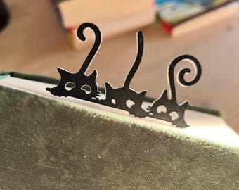 Marcapáginas de tres gatos con colas rizadas, un bonito regalo de gato negro para lectores, un accesorio de lectura divertido y único para amantes de los gatos.