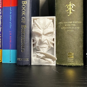 Winged Horror Book Nook Insert – Creepy Clawed Monster Shelf Diorama – Dark Bookshelf Decor for Horror Movie Fans and Halloween Collectors