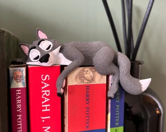 Sleeping Wolf Shelf Sitter Decor, Cute Grey Wolf Figure for Bookshelves or Desks, Forest Animal Gift for Wildlife Lovers and Cozy Home Decor