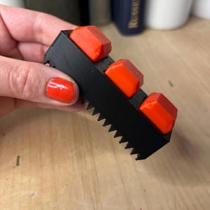 Llavero sensorial de alta intensidad con clic: juguete con pinchos para estimular el dolor, aliviar el TDAH, el autismo y la ansiedad, y como ayuda táctil para la conexión a tierra.