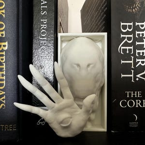 Eye Creature Horror Book Nook Insert – 3D Printed Shelf Diorama with Creepy Hand – Fantasy Monster Bookshelf Decor for Dark Aesthetic Fans