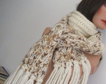 Warm scarf with fringes