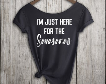 Ik ben hier net voor de Savasanas Grappig Yoga Shirt Vrouwen Off-the-Shoulder Slouchy Tshirt, Keuze van kleuren