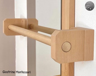 Handrail bar for the child's mirror