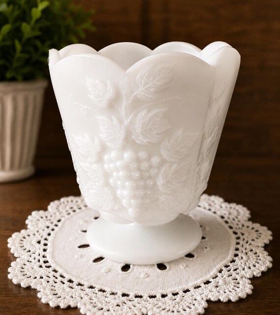 Vintage Milchglas Vase: E.O. Brody Trauben Motiv Urne