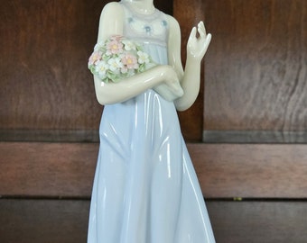 Vintage Lladro Porcelain Figurine # 5604-"Spring Token"