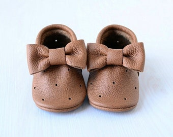 Chaussures bébé marron amande avec noeuds, mocassins souples en cuir véritable faits main, chaussons bébé fille, semelles souples, premières chaussures de bébé, cadeau de baby shower