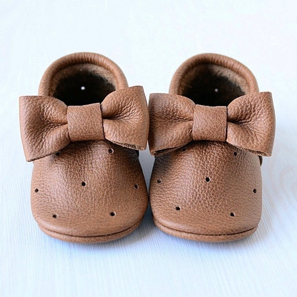 Chaussures bébé marron amande avec noeuds, mocassins souples en cuir véritable faits main, chaussons bébé fille, semelles souples, premières chaussures de bébé, cadeau de baby shower