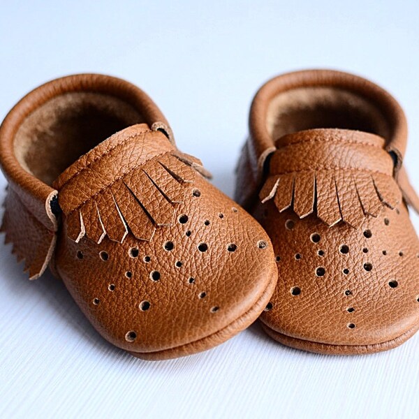 Mocassins faits main en cuir véritable marron caramel semelles souples bébé premières chaussures mocassins chaussons chaussures pour tout-petits avec franges cadeau de naissance