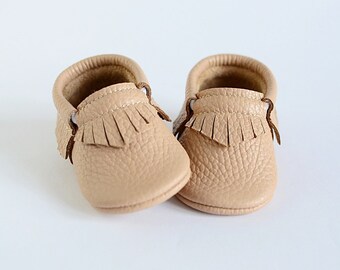 Chaussures bébé en cuir souple beiges, mocassins unisexes à franges faits main, chaussures pour tout-petit, semelles souples, cadeau de baby shower, premières chaussures de bébé