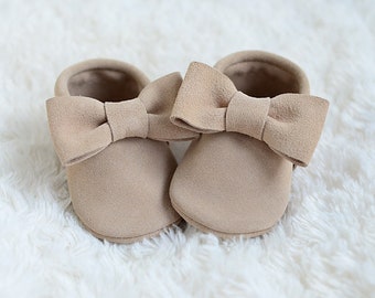 Chaussures souples bébé fille en daim beiges, mocassins en cuir véritable à nœud fait main, chaussons bébé, chaussures pour berceau de princesse, semelles souples sans marche