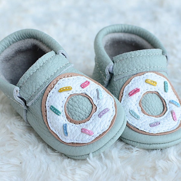 Donut saupoudre de chaussures souples pour bébé, mocassins faits main en cuir véritable, chaussons bébé unisexe, semelles souples, premières chaussures de bébé, cadeau de baby shower