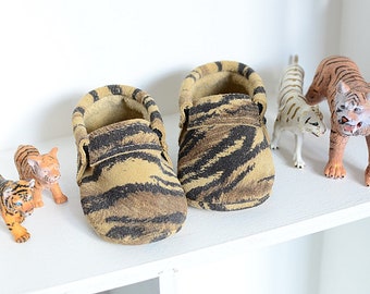 Mocassins faits main en cuir suédé à rayures tigre, mocassins pour bébé, semelles souples, chaussons bébé unisexe, premières chaussures de bébé, cadeau de baby shower