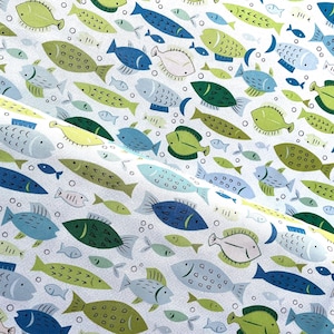 Patchworkstof van Henry Glass: Loving Camp Life, met blauwe en groene vissen.