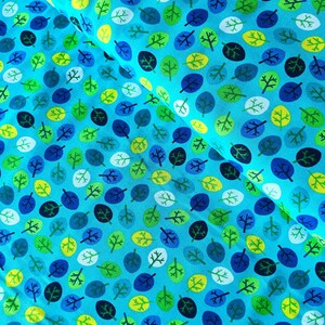 Patchworkstoff von Benartex mit Blättern, blau-grün