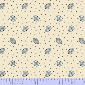 Könnte beinhalten: Ein cremefarbener Stoff mit einem sich wiederholenden Muster aus kleinen blauen Quadraten und größeren blauen Blumenmustern. Ein Lineal ist am unteren Rand des Bildes enthalten.